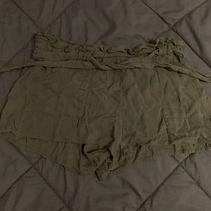Jack by BB Dakota army green loose fabric shorts.